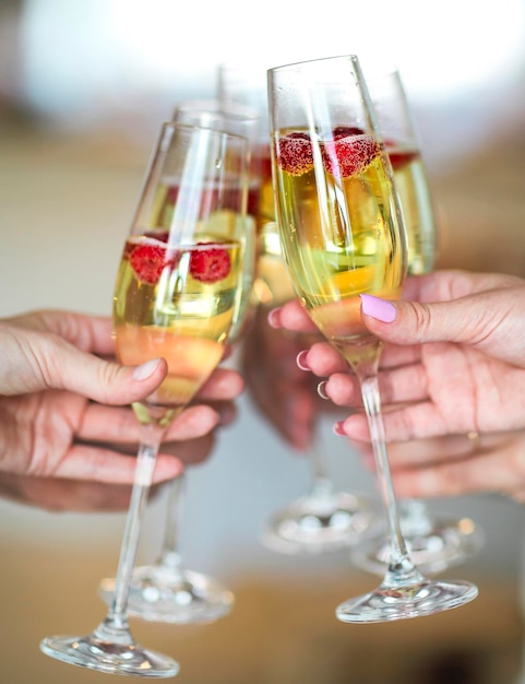 Foto sección media de una mujer sosteniendo una copa de vino