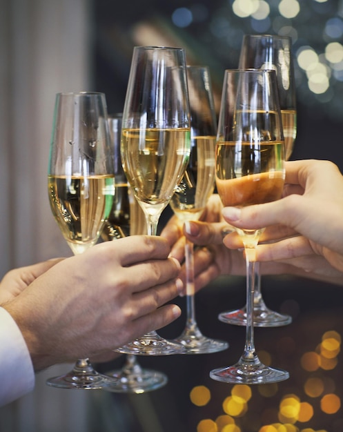 Sección media de una mujer sosteniendo una copa de vino