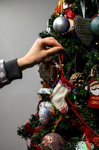 Foto sección media de una mujer sosteniendo decoraciones navideñas