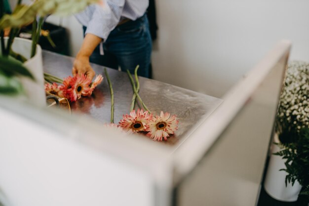 Foto sección media de una mujer sosteniendo una flor