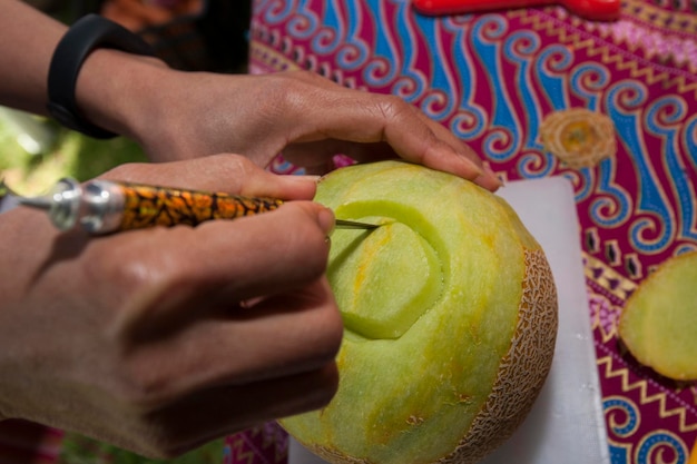 Foto sección media de una mujer sosteniendo frutas