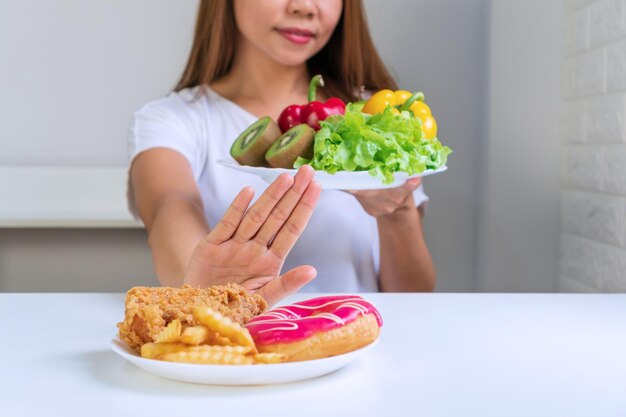 Foto sección media de una mujer sosteniendo helado en un plato