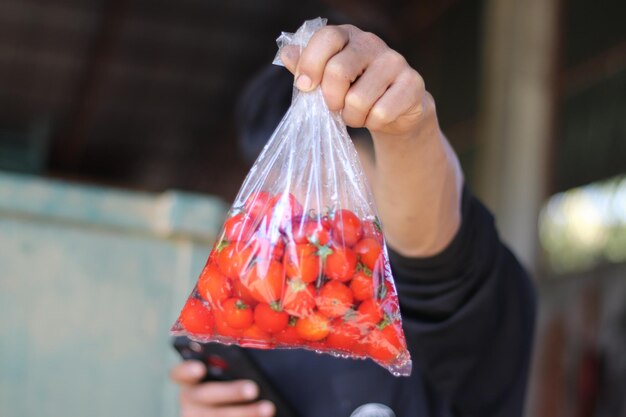 Foto sección media de una mujer sosteniendo helado