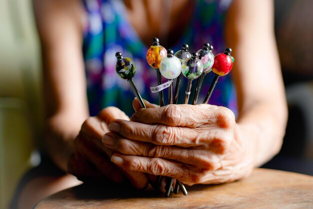 Foto sección media de una mujer sosteniendo helado