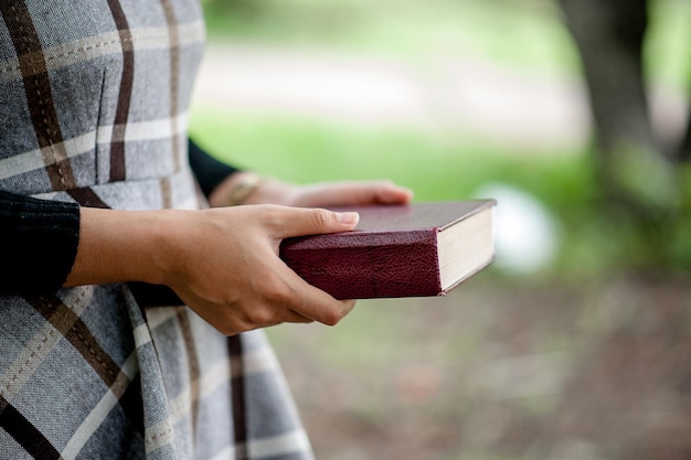 Foto sección media de una mujer sosteniendo un libro