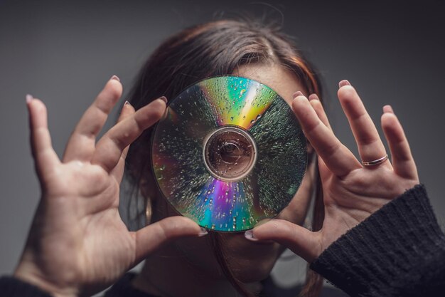 Sección media de una mujer sosteniendo una pintura de luz multicolor