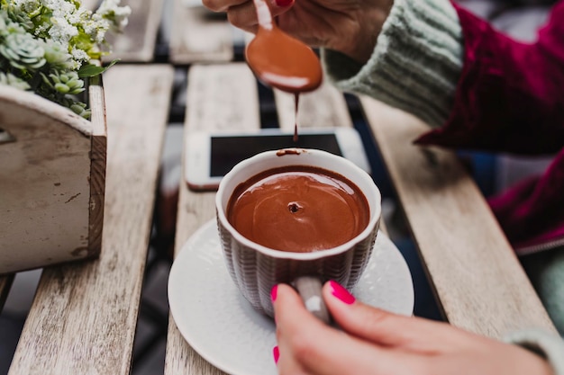 Foto sección media de una mujer sosteniendo una taza de café