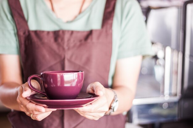 Foto sección media de una mujer sosteniendo una taza de café