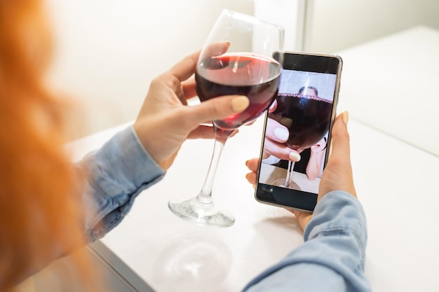 Foto sección media de una mujer sosteniendo un vaso de vino