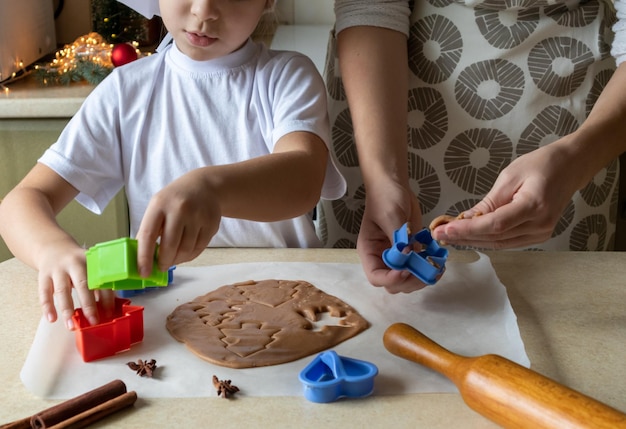 Foto sección media de una mujer con su hija preparando comida en casa