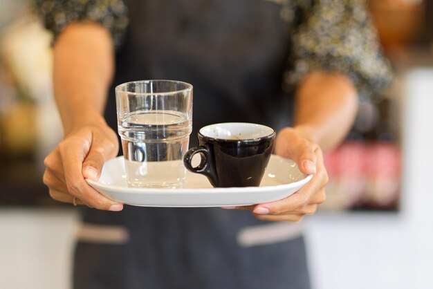 Sección media de una mujer con una taza de café