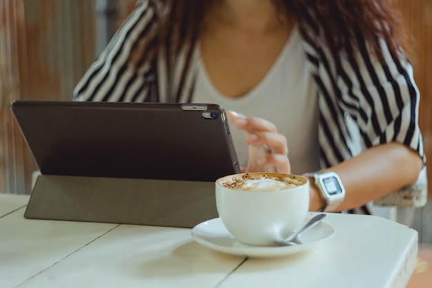 Sección media de una mujer con una taza de café