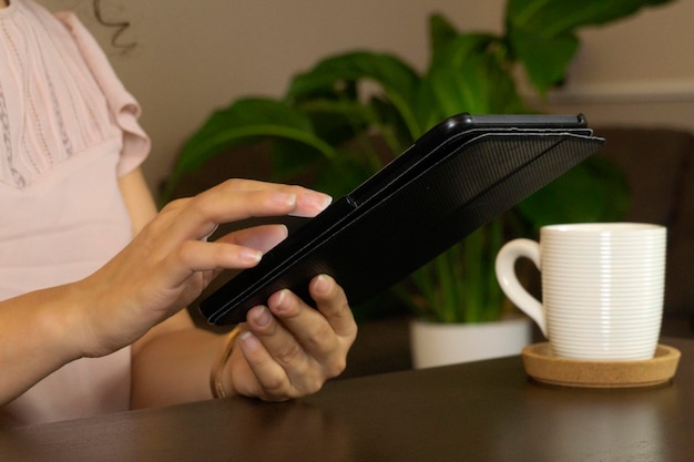 Foto sección media de una mujer con un teléfono inteligente en un café