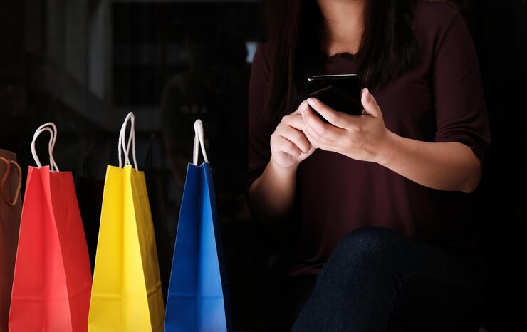 Foto sección media de una mujer con un teléfono inteligente