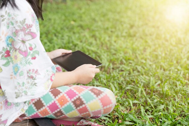 Foto sección media de una mujer con un teléfono móvil en el campo