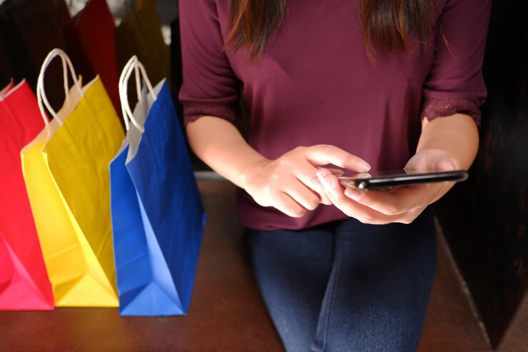 Foto sección media de una mujer con un teléfono móvil