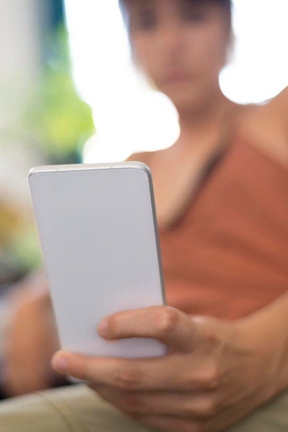 Foto sección media de una mujer con un teléfono móvil