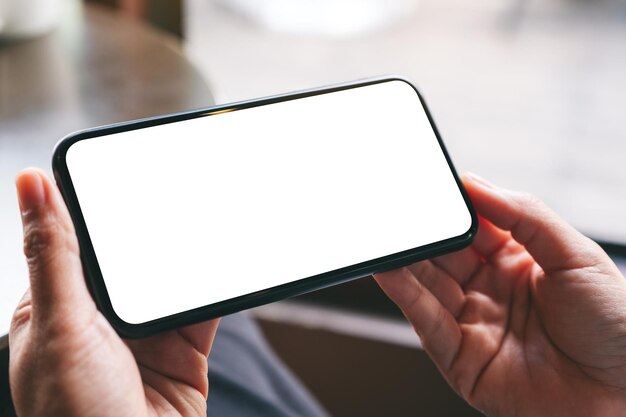 Foto sección media de una mujer con un teléfono móvil