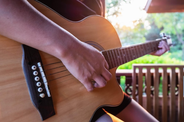 Foto sección media de una mujer tocando la guitarra