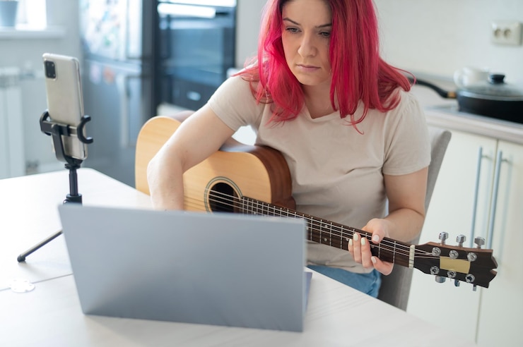 Foto sección media de una mujer tocando la guitarra