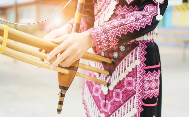 Foto sección media de una mujer tocando un instrumento musical