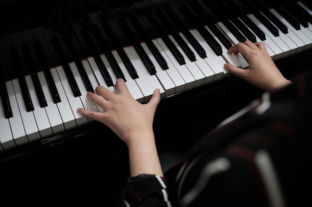 Sección media de una mujer tocando el piano