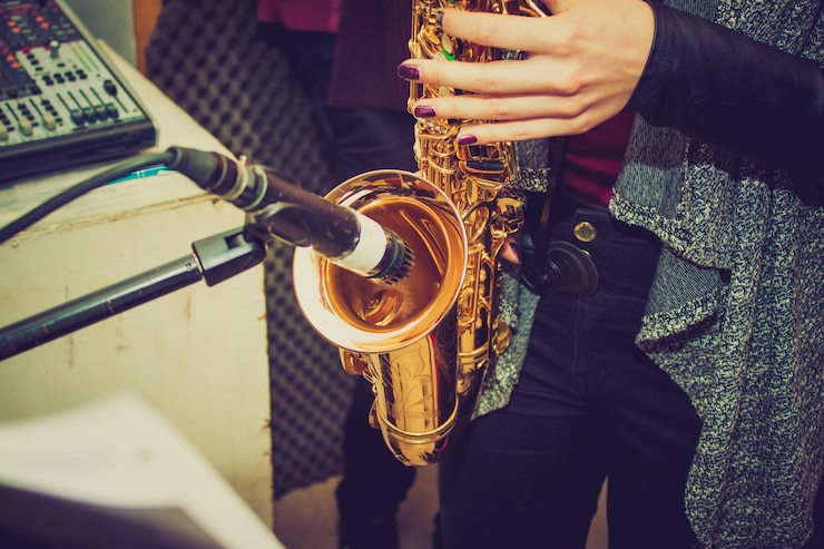 Foto sección media de una mujer tocando el saxofón
