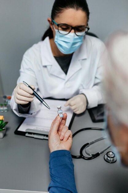 Foto sección media de la mujer trabajando en la mesa