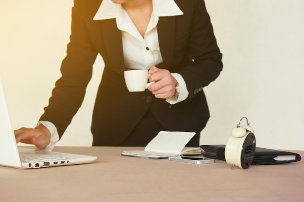Sección media de una mujer trabajando en la mesa