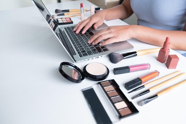 Sección media de una mujer usando una computadora portátil en el escritorio