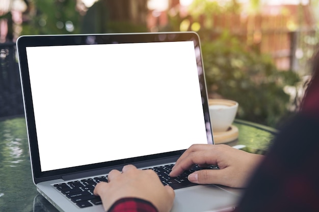 Foto sección media de una mujer usando una computadora portátil en la mesa en un café