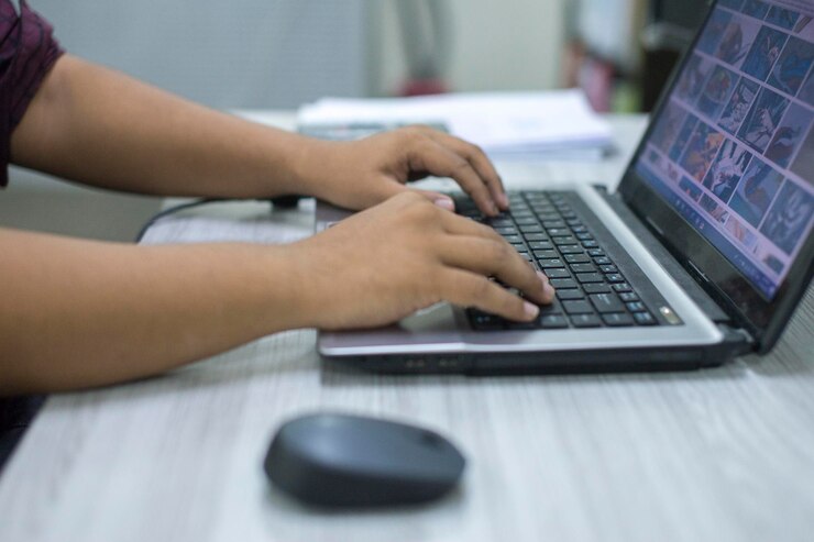 Foto sección media de una mujer usando una computadora portátil en la mesa