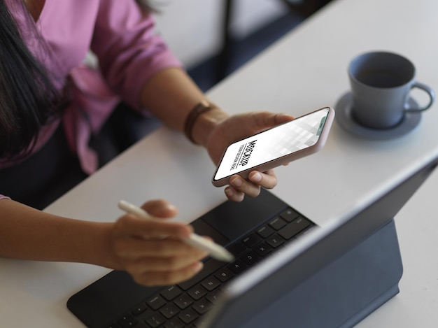 Sección media de una mujer usando una computadora portátil en la mesa