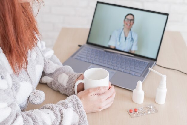 Foto sección media de una mujer usando una computadora portátil en la mesa