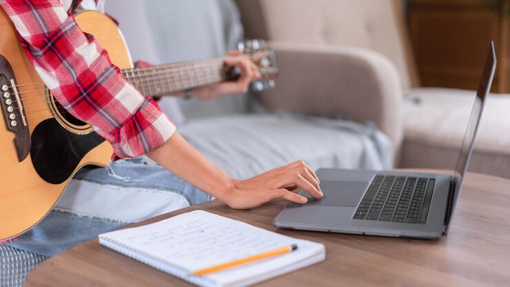 Foto sección media de una mujer usando una computadora portátil