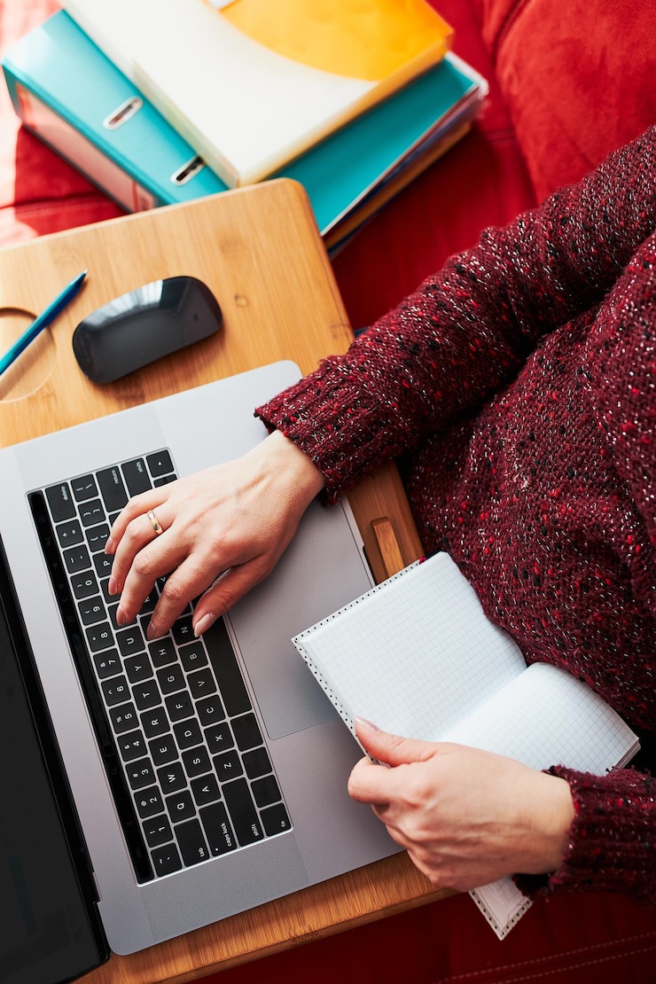 Foto sección media de una mujer usando una computadora portátil