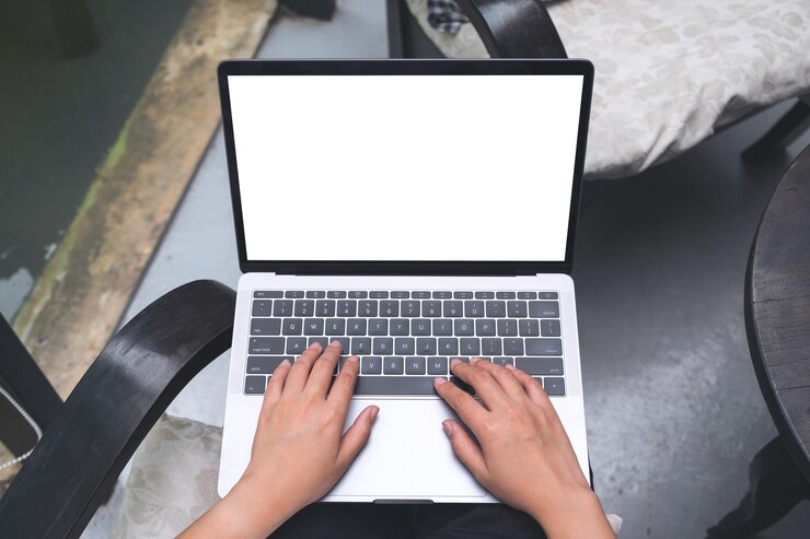 Foto sección media de una mujer usando una computadora portátil