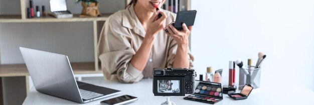 Sección media de una mujer usando una computadora portátil