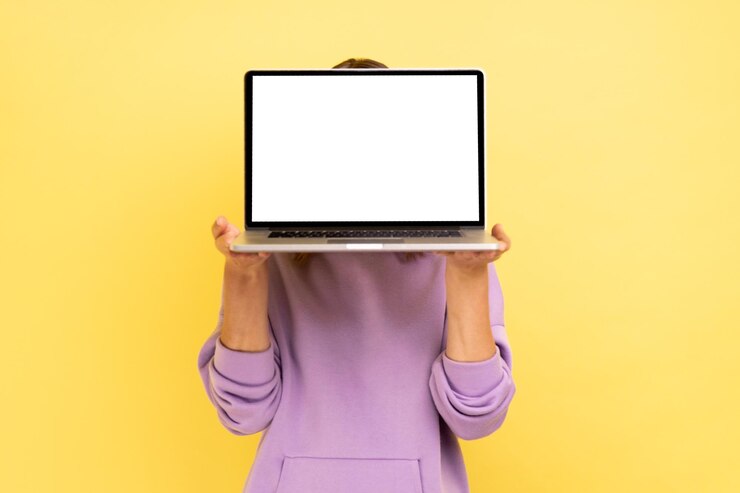 Foto sección media de una mujer usando una tableta digital contra un fondo amarillo