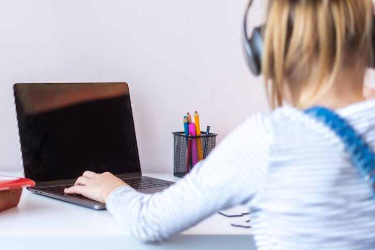 Foto sección media de una mujer usando un teléfono inteligente en la mesa