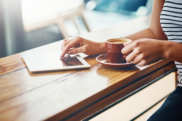Sección media de una mujer usando un teléfono móvil en la mesa