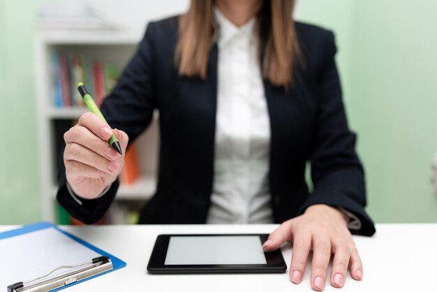 Foto sección media de una mujer usando el teléfono móvil en la mesa