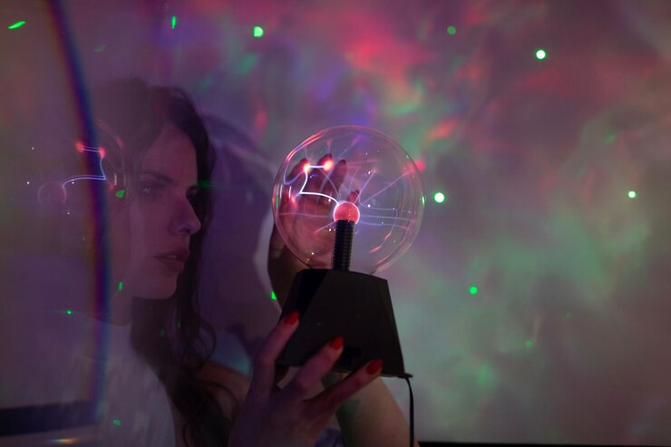 Foto sección media de una mujer usando el teléfono móvil por la noche