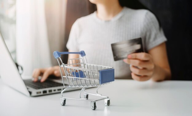 Foto sección media de una mujer usando un teléfono móvil en la tienda