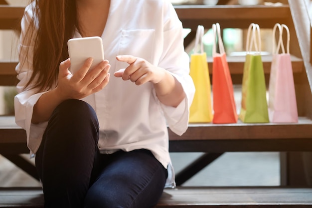 Foto sección media de una mujer usando un teléfono móvil