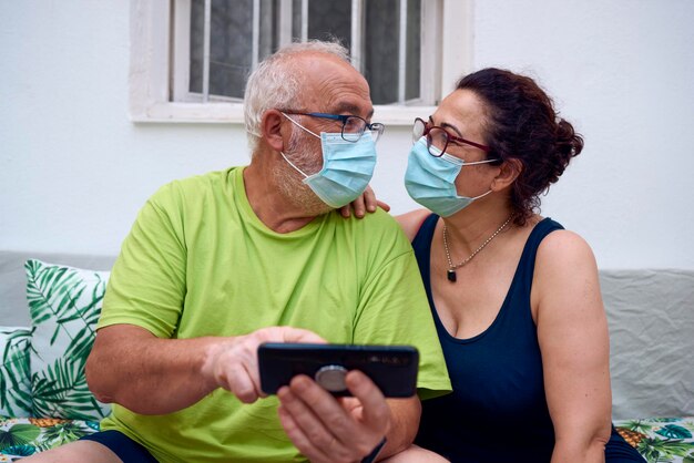 Sección media de una mujer usando un teléfono móvil