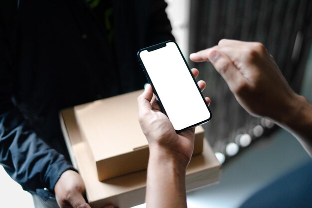 Sección media de una mujer usando un teléfono móvil