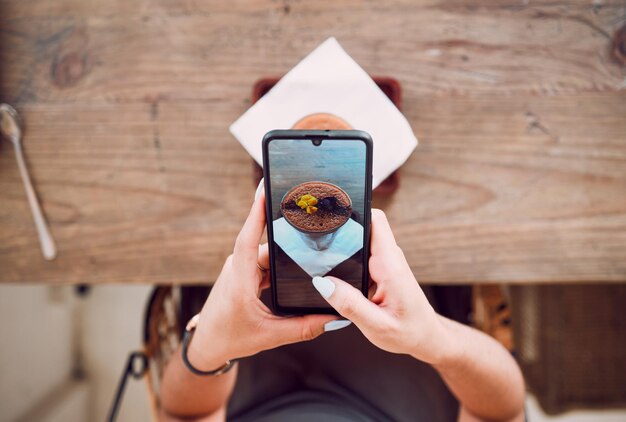 Foto sección media de una mujer usando un teléfono móvil