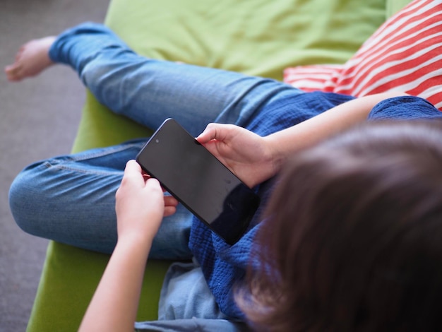 Sección media de una mujer usando un teléfono móvil