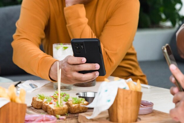 Sección media de una mujer usando un teléfono móvil